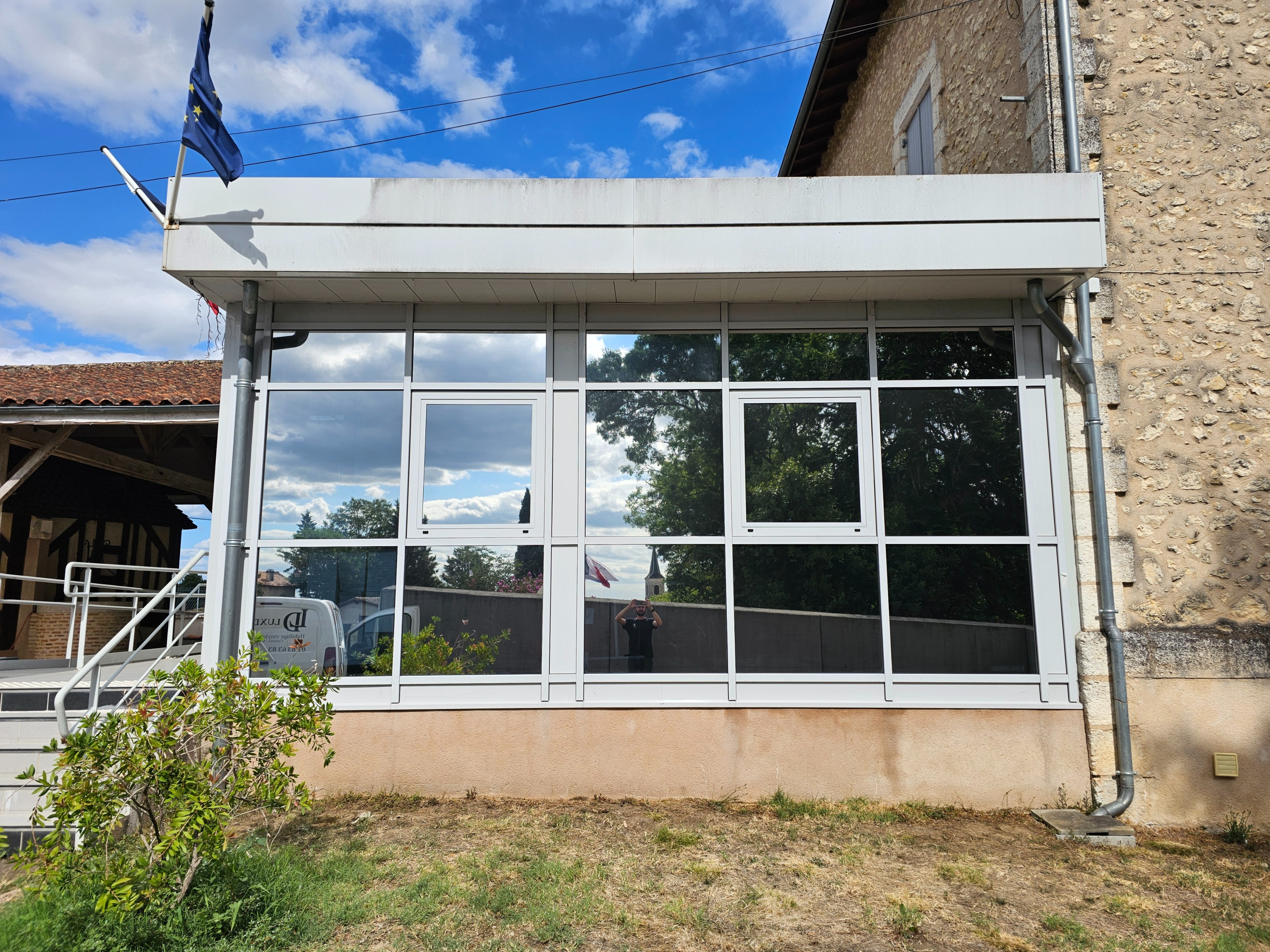 Fenêtres de la mairie de Saint-Étienne-de-Puycorbier après pose de film solaire