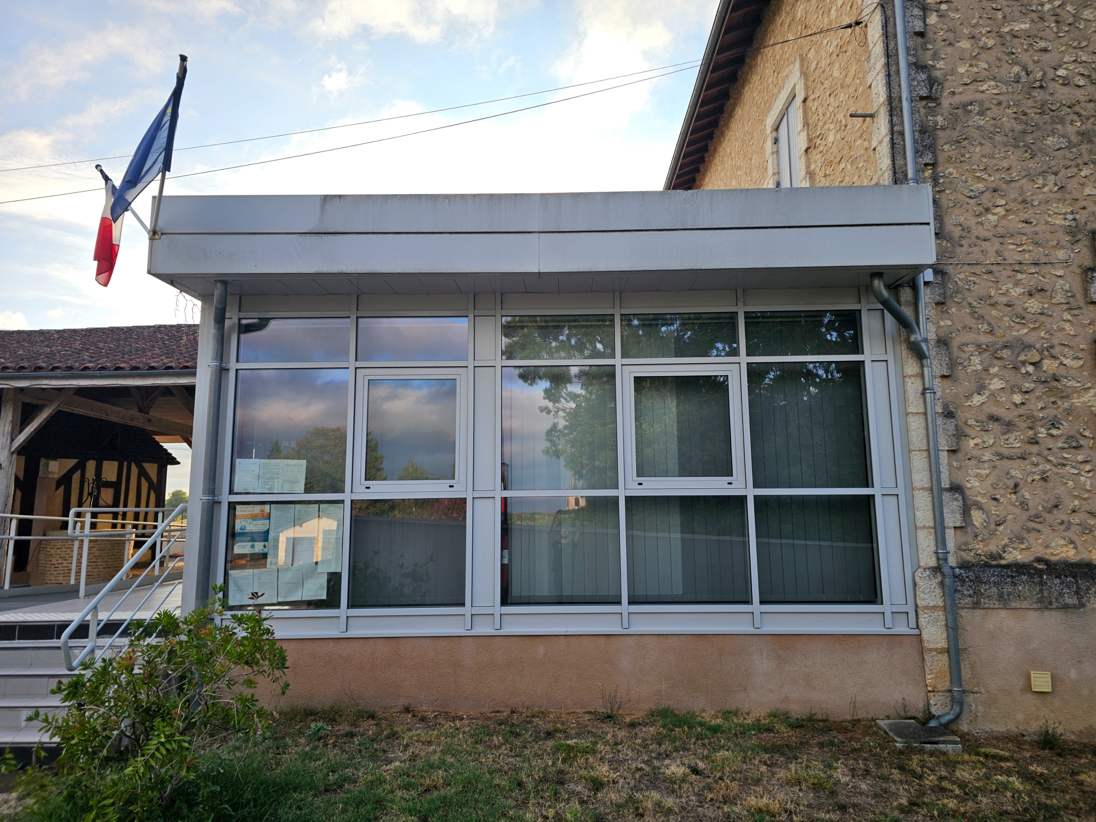 Fenêtres de la mairie avant pose de film solaire