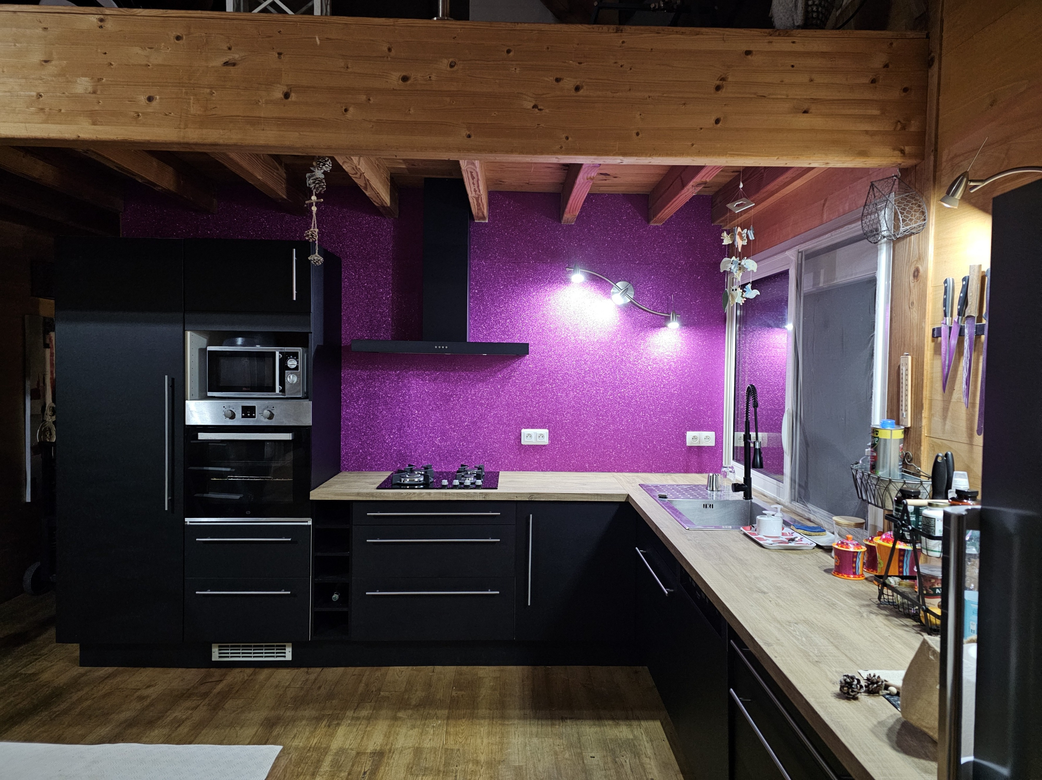 Cuisine après covering : façades noir mat, plan de travail bois et crédence pailletée, Sénaillac-Lauzès