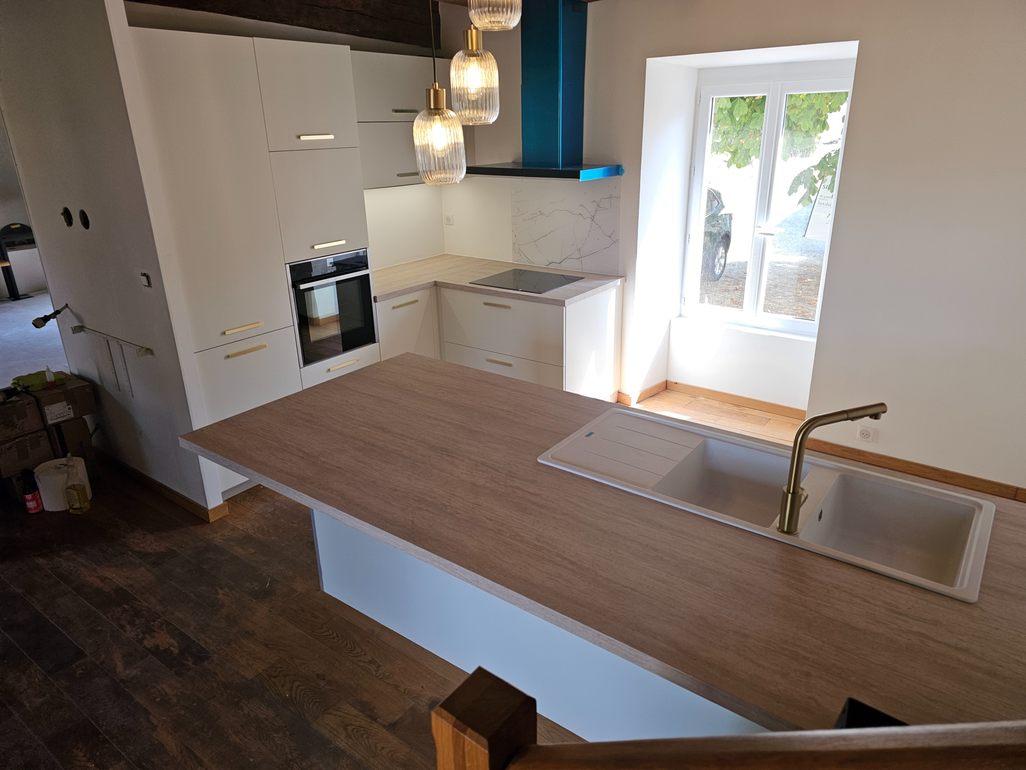 Cuisine après covering NF02 White Flour et plan de travail MK15 Raw Travertine, Meilhac
